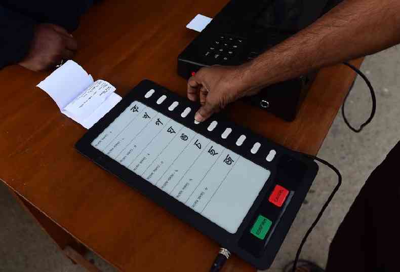 Oficiais eleitorais demonstram como utilizar uma mquina de votao eletrnica em Dhaka, Bangladesh, em 27 de dezembro de 2018 ( AFP / Munir Uz Zaman)