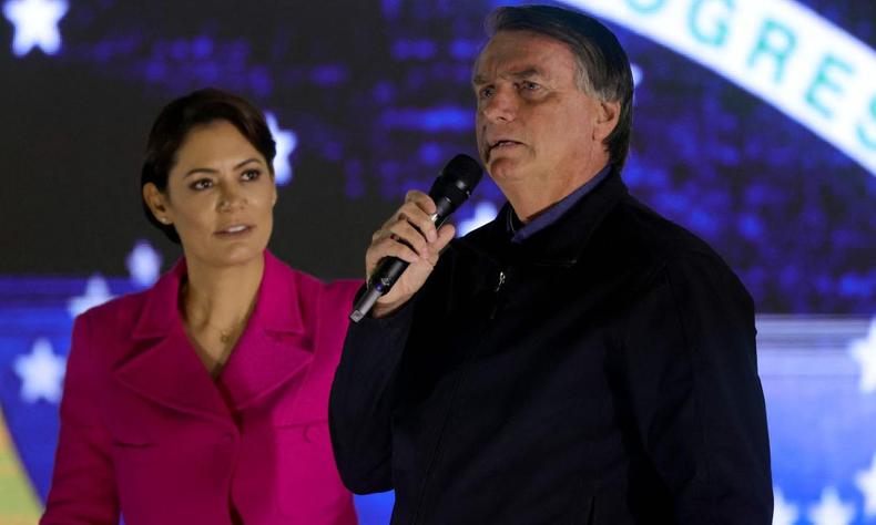 Michelle Bolsonaro saiu em defesa do marido sobre acusações de ódio contra mulheres(foto: Reprodução/AFP) Michelle e Jair Bolsonaro