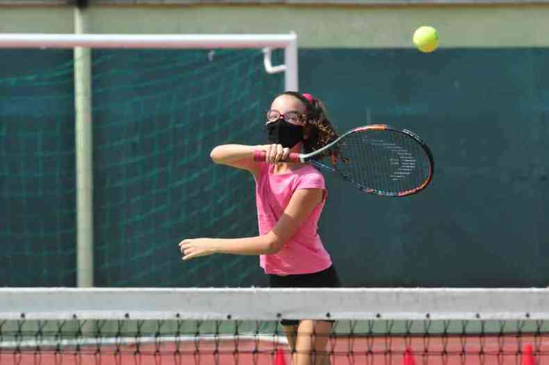 Maria Ceclia Murta de Oliveira, de 11 anos, est superanimada para jogar tnis novamente (foto: Gladyston Rodrigues/em/d.a press )