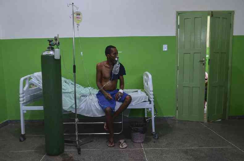 Um homem recebe oxigênio como parte de seu tratamento contra a covid-19 na Bahia, em 5 de janeiro de 2022