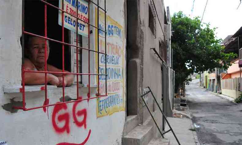 Moradores e comerciantes, como Geralda Rodrigues de Souza, j perderam a conta dos prejuzos com as inundaes(foto: Ramon Lisboa/EM/DA Press)