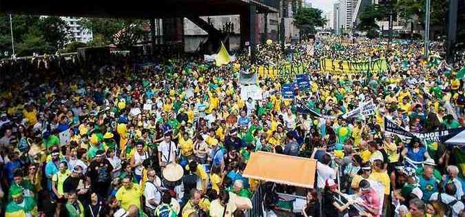 Multido toma as ruas de So Paulo para protestar contra o governo(foto: Marcelo Camargo/Agncia Brasil )