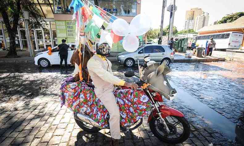 Criatividade: motocicleta vira 'cavalo' no cortejo junino
