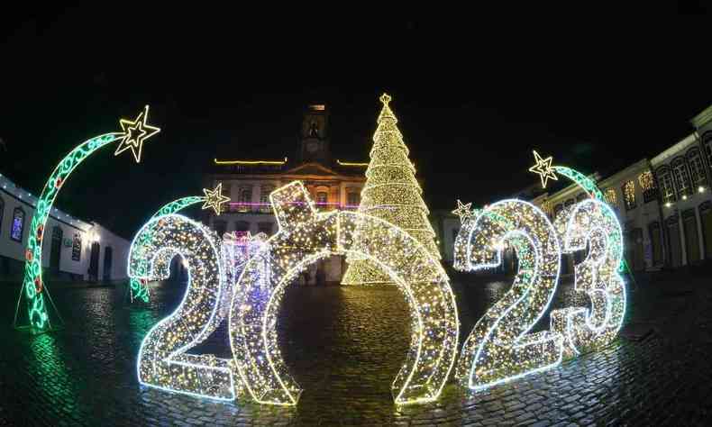 Iluminao de Natal na Praa Tiradentes com um letreiro iluminado escrito 2023