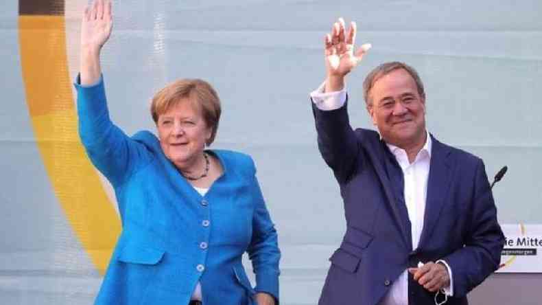A chanceler Angela Merkel e o candidato de seu partido, Armin Laschet, em um comcio