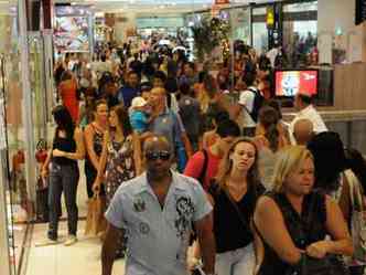 Movimento no Shopping Cidade, em Belo Horizonte: alta da inflao, credirio mais caro e baixo grau de confiana pesaram negativamente sobre o desempenho do varejo(foto: Beto Magalhaes/EM/D.A Press)