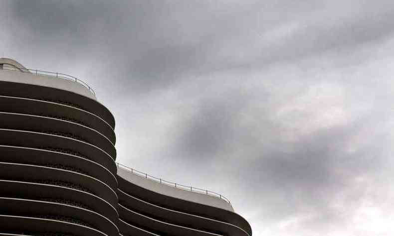 Cu nublado ao fundo do Edifcio Niemeyer, um dos cartes-postais da capital mineira(foto: Gladyston Rodrigues/EM/D.A. Press)