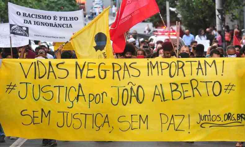Em 2020, manifestantes tomaram as ruas do Centro de BH para protestar contra a morte de Joo Alberto, assassinado por seguranas de um supermercado no RS(foto: Gladyston Rodrigues/EM/D.A Press)