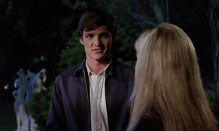 Ator Pedro Pascal conversa com atriz loura, de costas, em cena da srie Undressed
