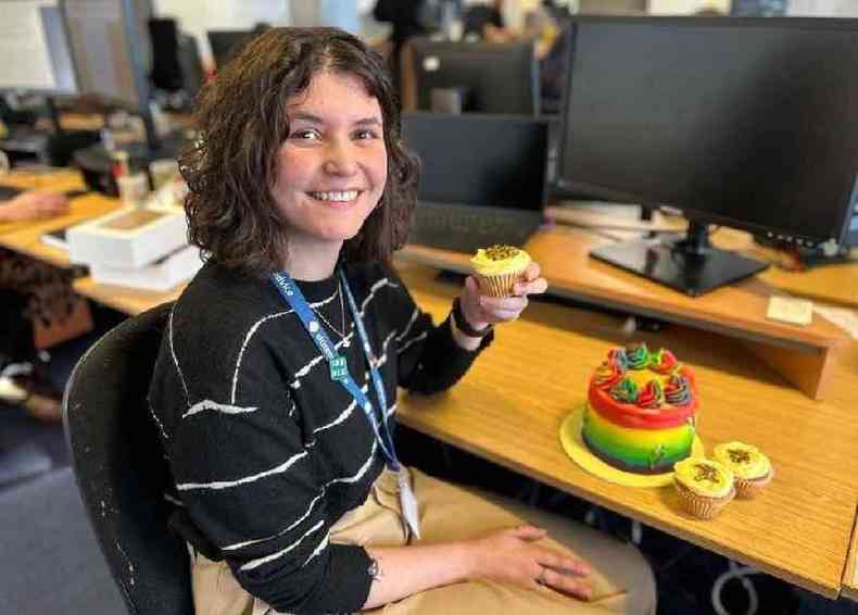 Mulher em escritrio com cupcakes e bolos