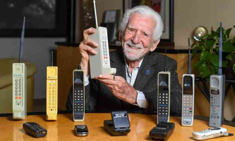 Martin Cooper, de 94 anos, mostra cpia do aparelho com o qual fez a primeira chamada de celular do mundo, em 1973