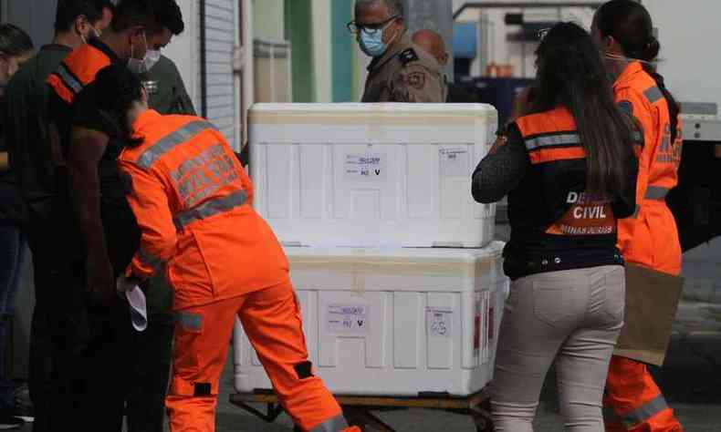 Bombeiros que transportam a vacina pelo estado tambm fazem atendimento pr-hospitalar e transportam pacientes de COVID-19(foto: Edsio Ferreira/EM/D.A. Press)
