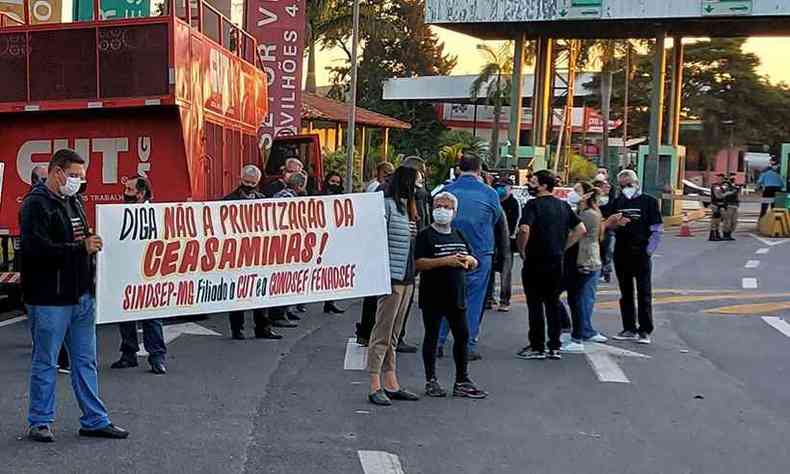 Protesto pacfico ocorreu na porta da CeasaMinas no incio da manh. Entrada no foi fechada(foto: Sindsep-MG/Divulgao)