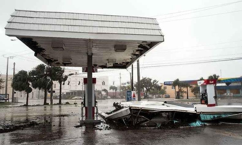 Furac�o tamb�m causou estragos em Daytona Beach, na Florida, por onde passou na manh� desta sexta(foto: Drew Angerer/Getty Images/AFP )