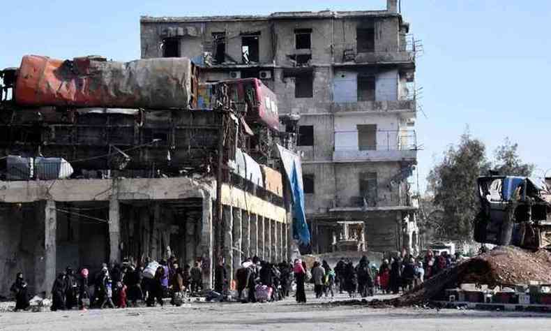 Civis deixam as runas para trs em Aleppo(foto: GEORGE OURFALIAN/AFP 8/12/16)