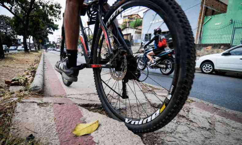 Buracos so recorrentes na Avenida Senador Levindo Coelho, no Barreiro (foto: Leandro Couri/EM/D.A Press)