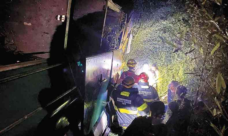 Resgate de vtimas de nibus que caiu em ribanceira na BR-116, em Leopoldina