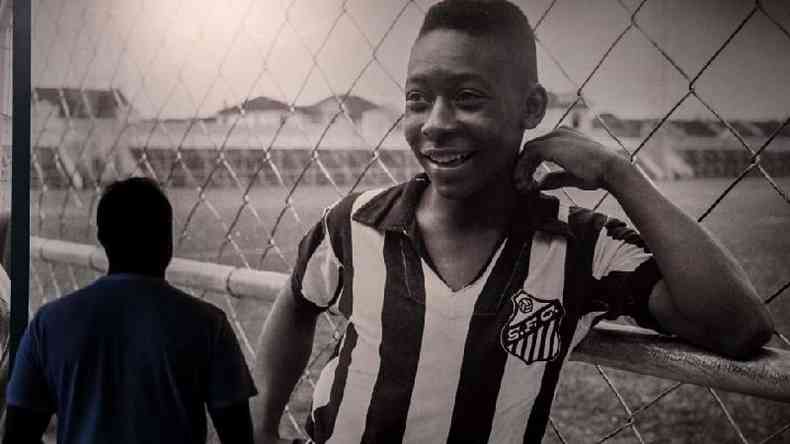 Visitante v foto do rei do futebol no Museu Pel, em Santos