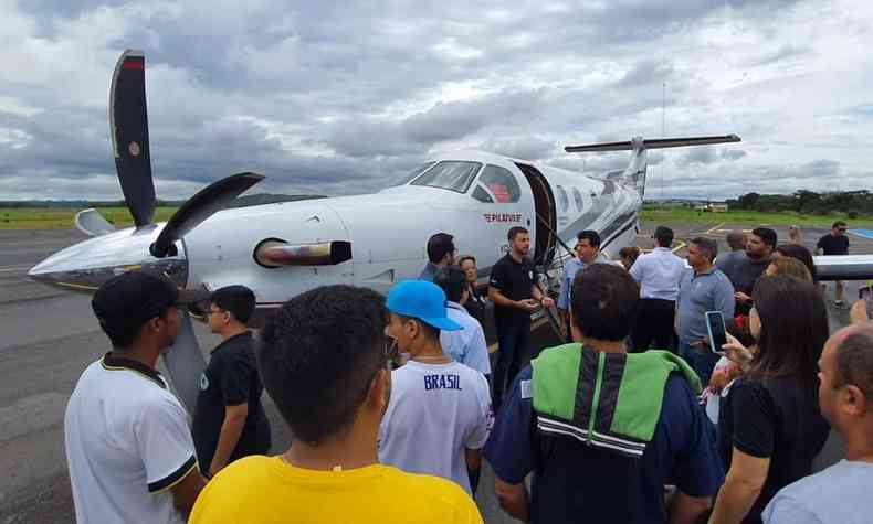 Avio do modelo Pilatus PC-12 far taxi areo entre Arax e So Paulo