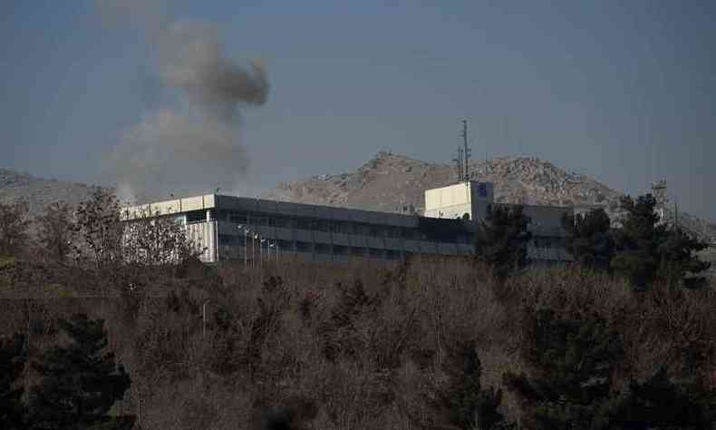 Fumaa  vista no Hotel Intercontinental durante o ataque talib (foto: WAKIL KOHSAR/AFP)