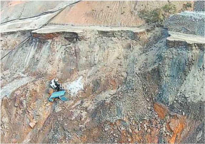 Parede erodida em dique da Samarco: estado tem o maior número de empresas do setor, mas só um servidor para cada 80 represas. Muitos não estão sequer na lista de vistorias(foto: Corpo de Bombeiros/divulgação ) Parede erodida em dique da Samarco: estado tem o maior número de empresas do setor, mas só um servidor para cada 80 represas. Muitos não estão sequer na lista de vistorias(foto: Corpo de Bombeiros/divulgação )