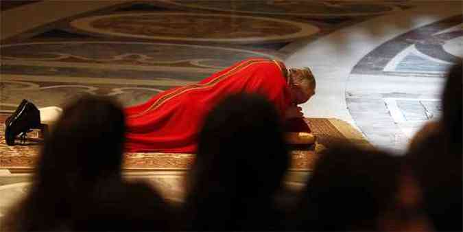 Francisco preside a encenao da Paixo de Cristo, primeira de seu pontificado(foto: REUTERS/Max Rossi )