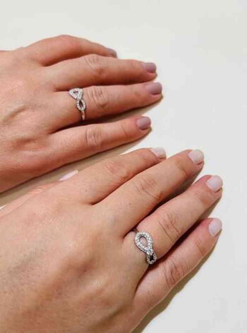 Mãos de Maiara e Maraisa com o anel entregue por Marília Mendonça