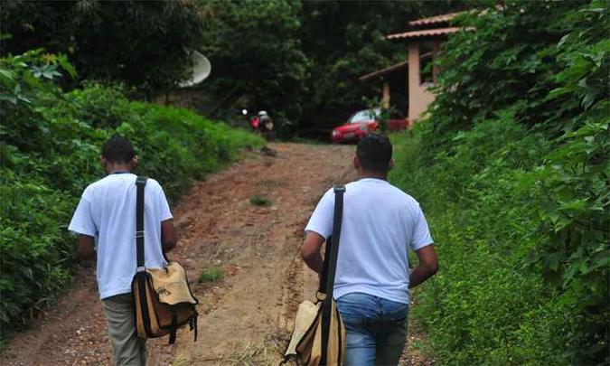 Agentes de saúde do município identificam as buscas ativas e mapearam a área do Bairro Palhano após a morte de um morador por febre amarela(foto: Leandro Couri/EM/DA Press) Agentes de saúde do município identificam as buscas ativas e mapearam a área do Bairro Palhano após a morte de um morador por febre amarela(foto: Leandro Couri/EM/DA Press)