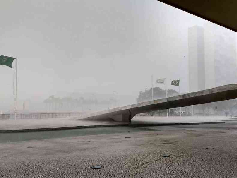Praa dos Trs Poderes, me Braslia, em dia de chuva(foto: Valter Campananto/Agncia Brasil)