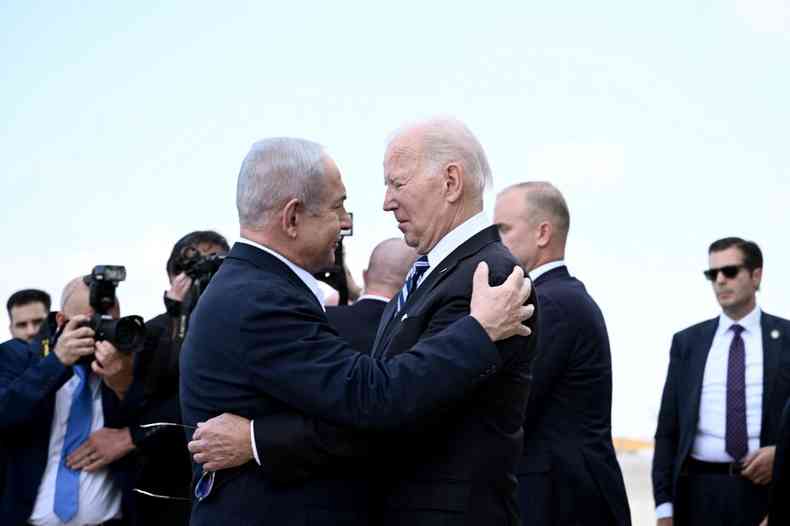 Netanyahu abraa Biden na chegada do presidente norte-americano a Israel