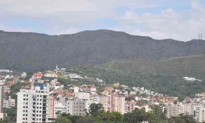 Serra do Curral vista a partir de Belo Horizonte; prédios aparecem à frente, com a Serra ao fundo