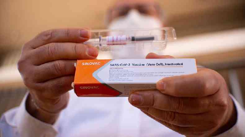 A Anvisa mandou interromper os testes no Brasil com a vacina desenvolvida pela empresa chinesa Sinovac(foto: Getty Images)