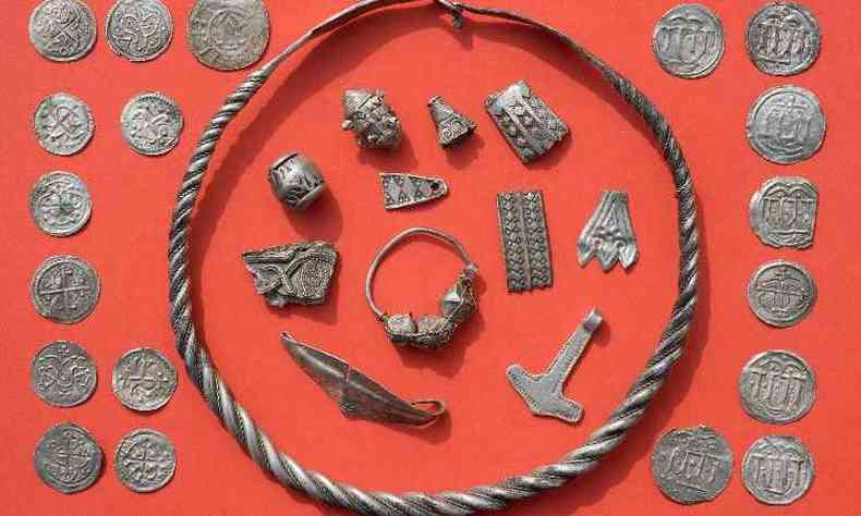 Parte do tesouro em prata do rei dinamarqus: moedas, broches, colares e at um martelo de Thor(foto: Stefan Sauer / dpa / AFP)
