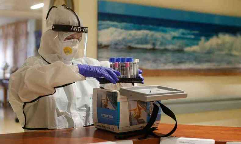 Vacina experimental est sendo testada em voluntrios saudveis nos Estados Unidos e na Blgica(foto: GIL COHEN-MAGEN/AFP)