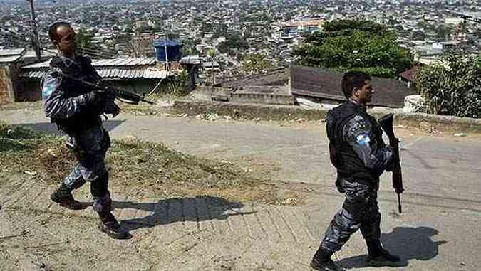Duzentos e cinquenta policiais do Batalho de Operaes Especiais (Bope) e do Batalho de Choque da Polcia Militar ocuparam a favela Chatuba (foto: AFP PHOTO / Christophe Simon)