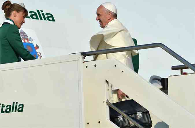 Francisco embarcou na manh desta segunda-feira com destino ao Brasil(foto: REUTERS/Giampiero Sposito )