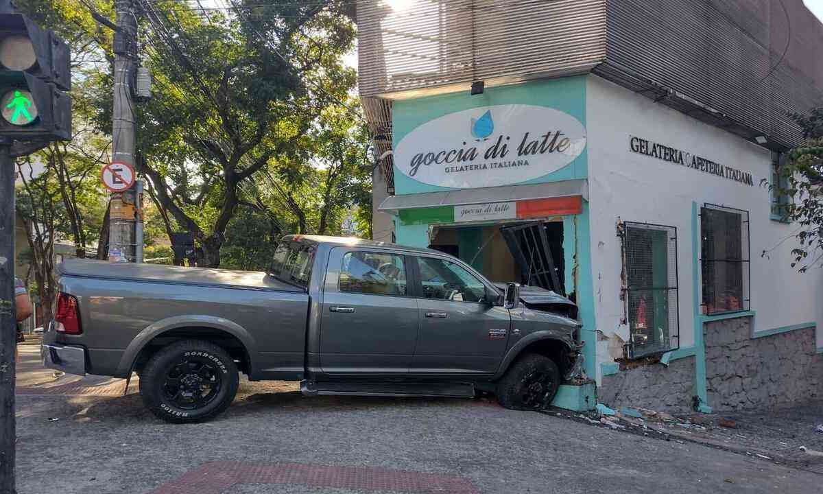 Moradores de Nova Lima denunciam 'rachas' com carros de luxo: 'como se eu  estivesse no autódromo' - Rádio Itatiaia