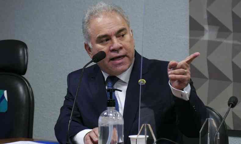 Em pronunciamento,  mesa, ministro de Estado da Sade, Marcelo Queiroga