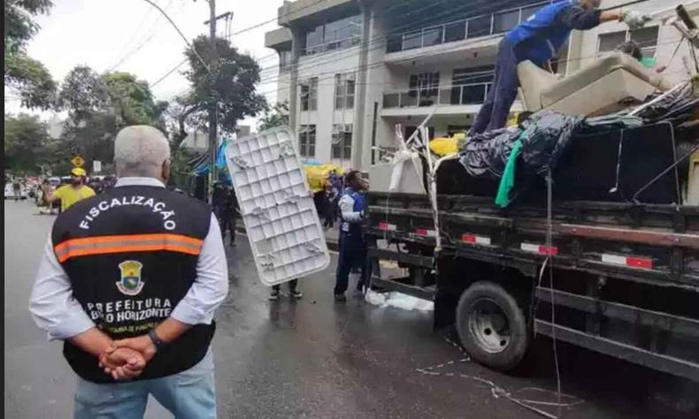 Acampamento de bolsonaristas na avenida Raja Gabaglia foi desmontado durante operacoo realizada pela Prefeitura de Belo Horizonte