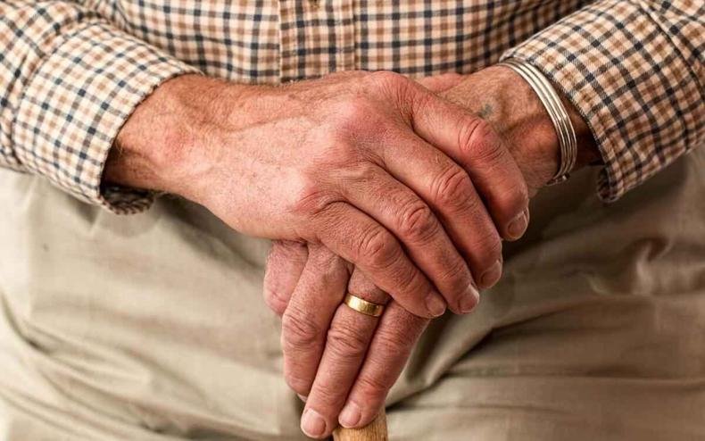 (foto: Pexels) Foto das mãos de um homem idoso