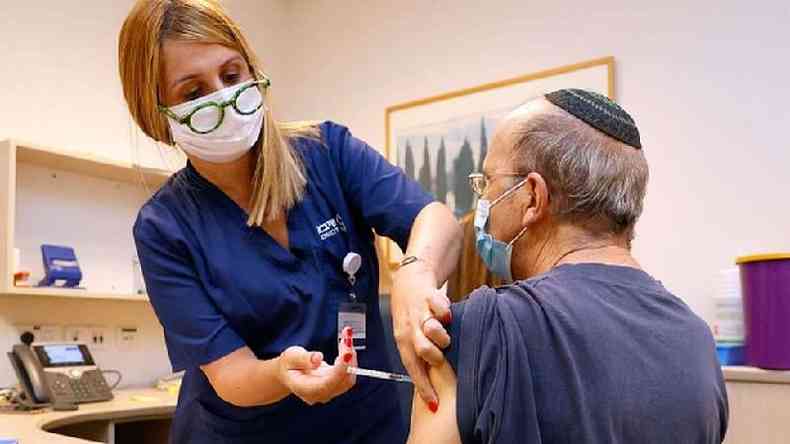 Israel foi um dos primeiros lugares do mundo a adotar a poltica de aplicar a terceira dose da vacina em alguns grupos(foto: Getty Images)