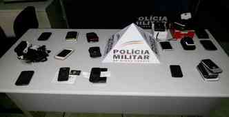 Os celulares foram recolhidos com mais de 20 pessoas abordadas na Praa Sete e na Rua Curitiba(foto: Polcia Militar/Divulgao)