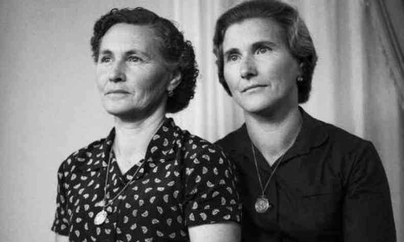 Duas mulheres posam para retrato em preto e branco clicado por Limercy Forlin 
