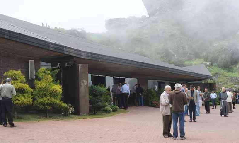 Sob nvoa fina na Serra da Piedade, as duplas trocaram confisses, como os padres Carlos Antnio e Moiss de Jesus (abaixo)(foto: Beto Novaes/EM/DA Press)