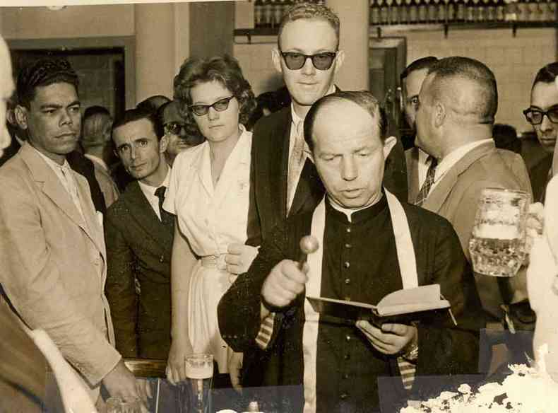 Elizabeth Benesch e Hans Aichinger (centro) observam padre abenoando o Bar e Restaurante Alpino no dia de sua inaugurao, em 1961(foto: Arquivo EM/D.A Press %u2013 30/4/61)