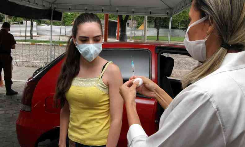 jovem se prepara para receber vacina contra COVID-19