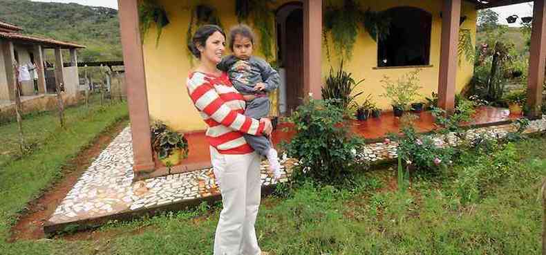 Jane Tavares e a filha Rafaela vivem em uma das residncias da rea urbana de Casa Grande com estilo de fazenda(foto: Jair Amaral/EM/D.A Press)