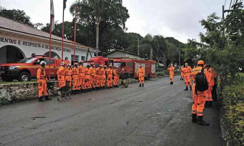 Integrantes do Batalho de Emergncias Ambientais e Resposta a Desastres do CBMMG se juntam aos bombeiros do Rio