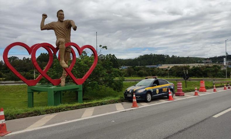 O monumento recebeu uma sinalização para evitar acidentes (foto: PRF/divulgação ) Estátua de Pelé no km 756, da BR-381, em Três Corações