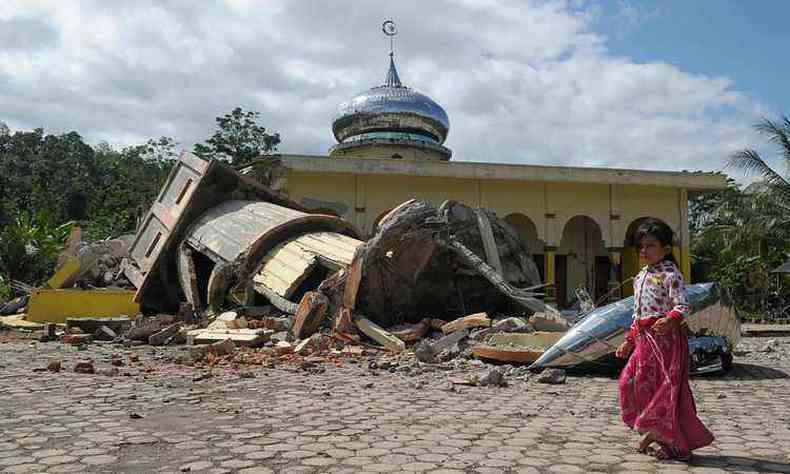 Pelo menos 90 pessoas morreram e centenas ficaram feridas depois que um forte terremoto atingiu a provncia de Aceh, na ilha de Sumatra, na Indonsia(foto: AFP / CHAIDEER MAHYUDDIN )